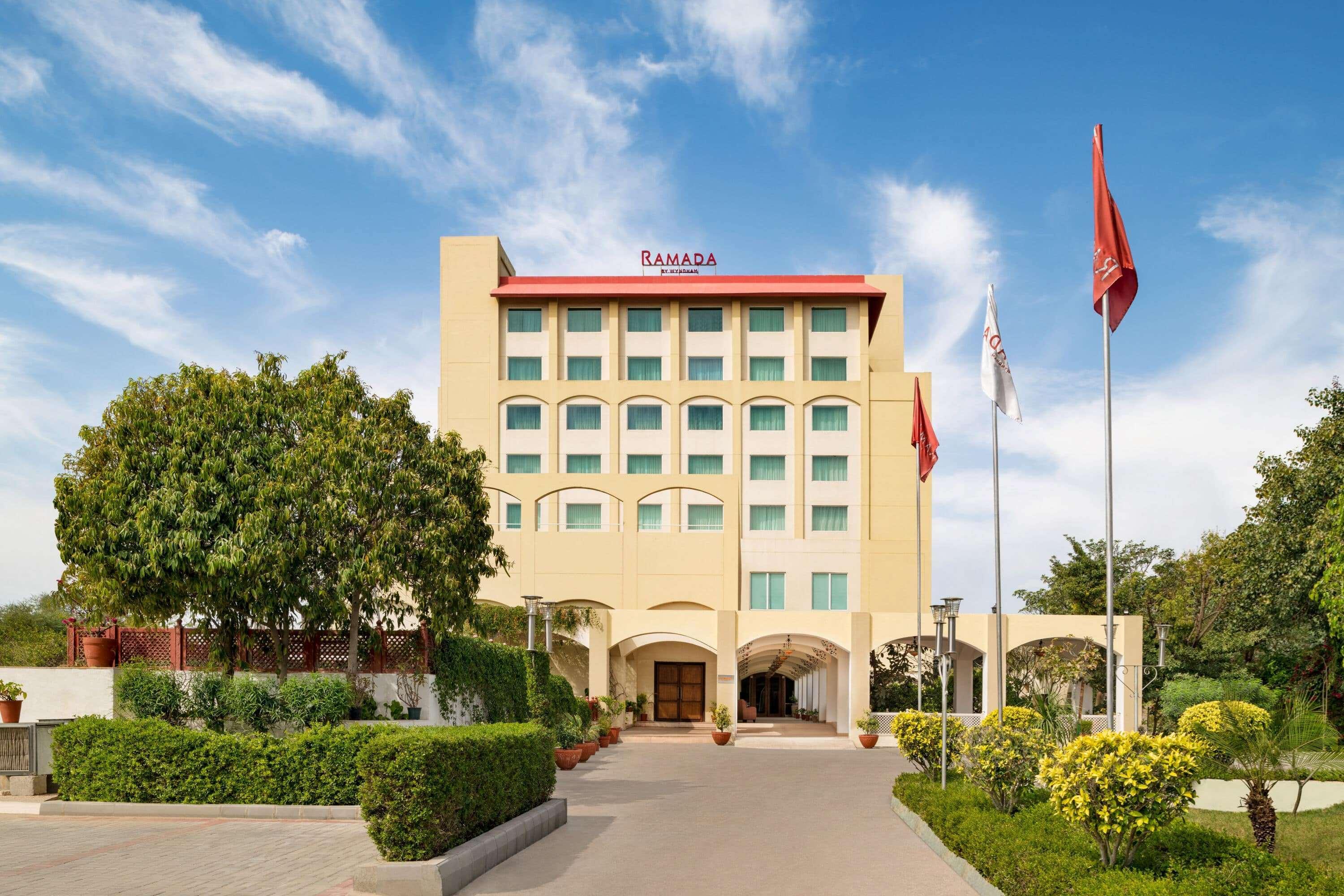 Отель Ramada By Wyndham Jaipur Jaisinghpura Экстерьер фото