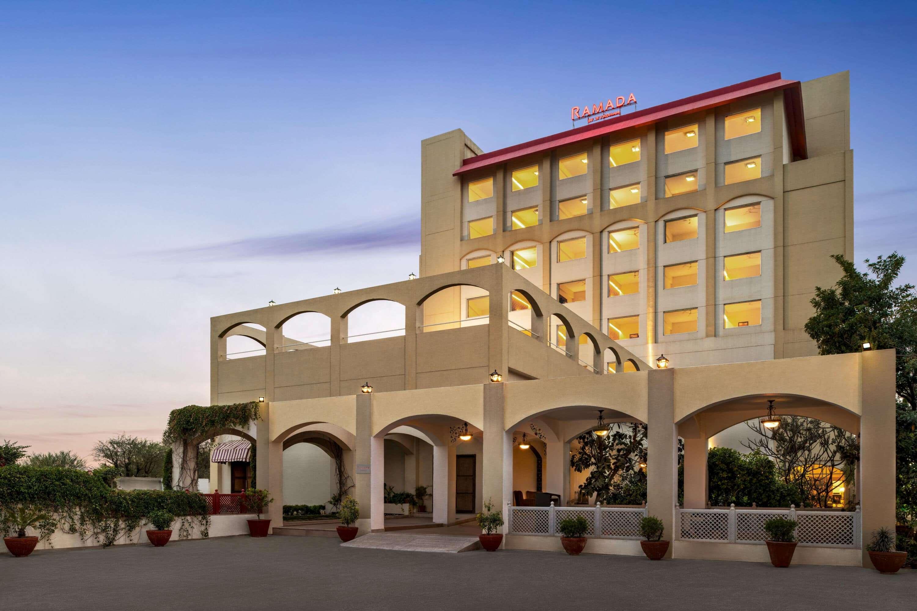 Отель Ramada By Wyndham Jaipur Jaisinghpura Экстерьер фото